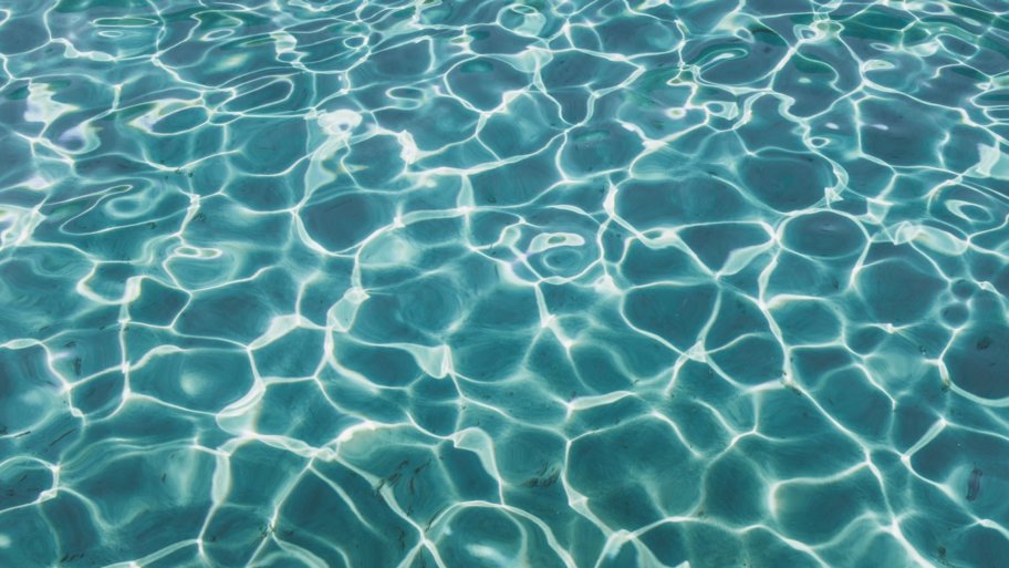 La piscine en kit semi-enterrée : les avantages