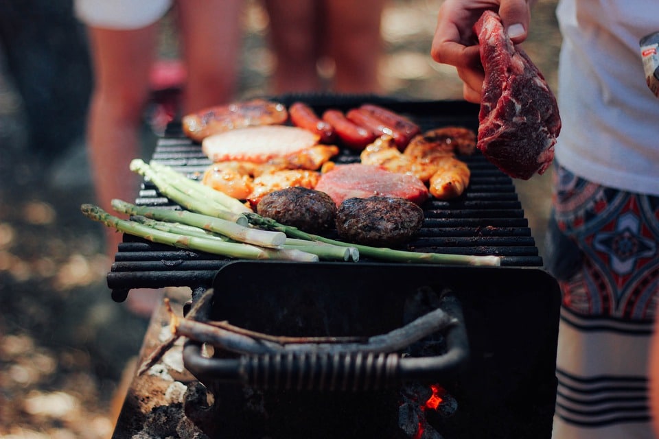 il existe certaines différences entre les divers modèles de ce type de barbecue.