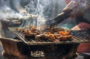 Barbecue charbon s’avère être bénéfique en comparaison avec d’autres appareils de cuisson électriques.