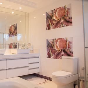 Pensez à inclure plusieurs meubles de rangement dans votre salle de bain moderne