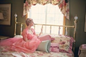 Les objets décoratifs d’une chambre gris et rose seront parfaits dans des tons noir et blanc