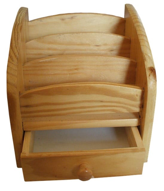 Il convient de le poncer avant de Peindre Un Meuble Vernis