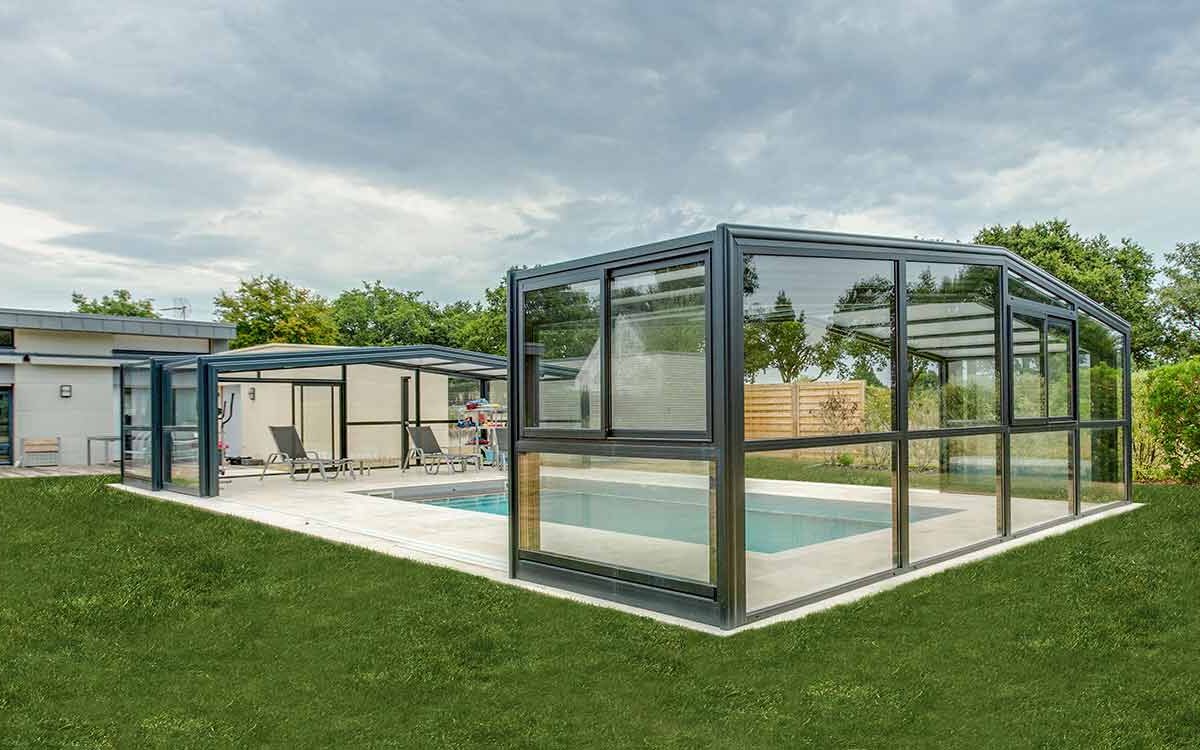 La protection d’un bassin est toujours conseillée pour les détenteurs de piscine. C’est surtout pratique durant les périodes d’hiver sans oublier ses avantages. Parmi les choix de couvertures disponibles sur le marché, il y a l’abri pour piscine et le volet: lequel choisir ? Voici quelques points importants à savoir pour mieux orienter votre choix. Pourquoi faut-il avoir un abri piscine ou volet ? Tout d’abord, il faut quand même connaitre les avantages en commun du fait de choisir entre un abri de piscine ou un volet. Ce sont tous deux des dispositifs de sécurité permettant de couvrir la piscine, tout en étant assez solide pour supporter différentes charges. Les différents points communs entre ces deux dispositifs sont les suivants : Un dispositif de sécurité pour réduire les dangers liés à la noyade. Permet de veiller à la propreté de l’eau tout au long de la semaine. Permet également de réduire le temps d’entretien. Conserve la température ambiante de l’eau. Pour jouir de ces avantages, il faut quand même veiller à la qualité de l’abri de piscine ou du volet et s'orienter vers un fabricant de confiance comme Rénoval abri piscine. Les avantages et les inconvénients de ces deux choix de couverture pour piscine Pour pouvoir mieux vous orienter et savoir quoi choisir, il est quand même important de connaitre les avantages et inconvénients de chaque côté. Cela vous permettra d’avoir un avis subjectif. Les avantages et les inconvénients d’un abri de piscine Le premier avantage d’un abri piscine, c’est notamment sa structure transparente et solide. Cette dernière vous permet de profiter d’une belle vue tout en étant protégé. Ensuite, qu’importe le temps qu’il fait, vous pouvez toujours vous baigner qu’il pleuve ou qu’il fasse froid. La température de l’eau sera également au bon niveau pour une baignade. Un abri de piscine haut permet d’ailleurs de se balader aux abords de la piscine à tout moment. Enfin, son système d’ouverture et de fermeture est facile en font une couverture facile à manipuler. Toutefois, pour assurer une intégration paysagère esthétique, assurez-vous de faire appel à un prestataire de qualité. Les avantages et les inconvénients d’un volet Tournons-nous maintenant vers les avantages d’un volet de piscine. Son grand atout, c’est notamment sa taille minime qui ne prend pas beaucoup de place dans le bassin. De cette manière, il est également facile à utiliser. Par ailleurs, son prix est plus abordable. Cependant, il y a quand même quelques inconvénients que nous pouvons souligner. Tout d’abord, il ne permet pas de baignade durant toute l’année, car il ne protège pas contre les intempéries. En plus de cela, sa forme ne se marie pas avec les piscines qui ne sont pas standards. Enfin, son aspect n’est pas vraiment esthétique pour votre jardin. Abri piscine ou volet : notre verdict Avec la comparaison que nous venons de faire, il est indéniable que l’abri de piscine remporte la mise. En effet, ses avantages sont nettement plus intéressants sans oublier qu’il convient aussi à toutes les formes de piscine. En plus d’être très esthétique, il ajoutera un côté décoratif à votre jardin. En outre, il vous permet de profiter de votre piscine tout au long de l’année. La praticité sera donc au rendez-vous. Mais pour couronner le tout, il est très solide face aux intempéries. . Quelques conseils à ne pas omettre Malgré le fait que l’abri de piscine l'emporte, votre choix devra quand même se porter en fonction de vos besoins. Par ailleurs, il est aussi conseillé de bien choisir le modèle que vous allez mettre en place et de l’acheter auprès d'un professionnel de confiance. Les abris de piscine doivent suivre une certaine norme afin de répondre aux sécurités des nageurs. Si cela n’est pas respecté, le matériel ne sera pas approuvé durant son installation. Enfin, il faut toujours faire appel à un professionnel pour garantir la qualité et la longévité de votre couverture pour piscine.