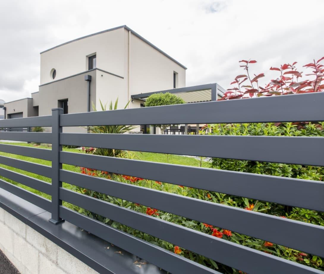 Une cloture en aluminium