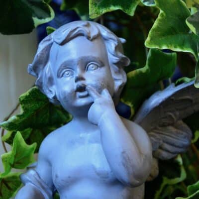 Zoom sur la statue en résine