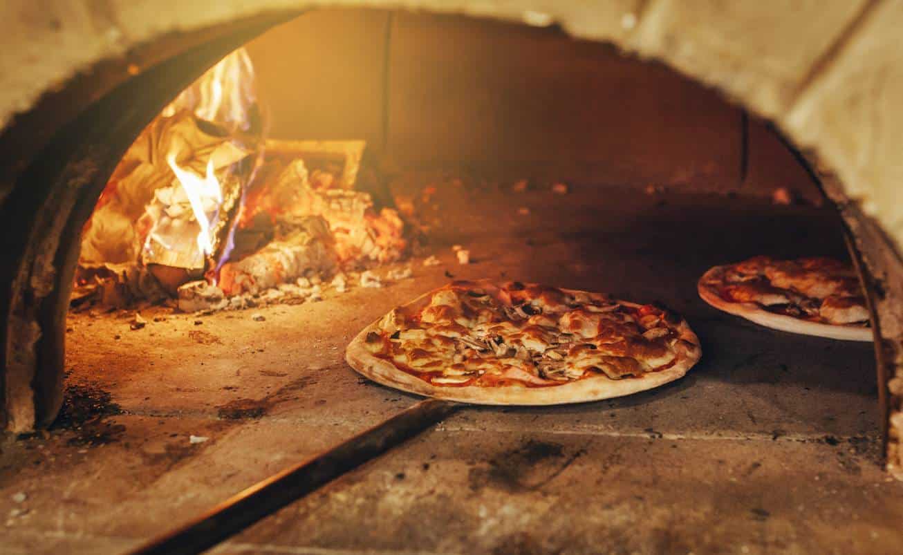 four à bois, pain, pizza