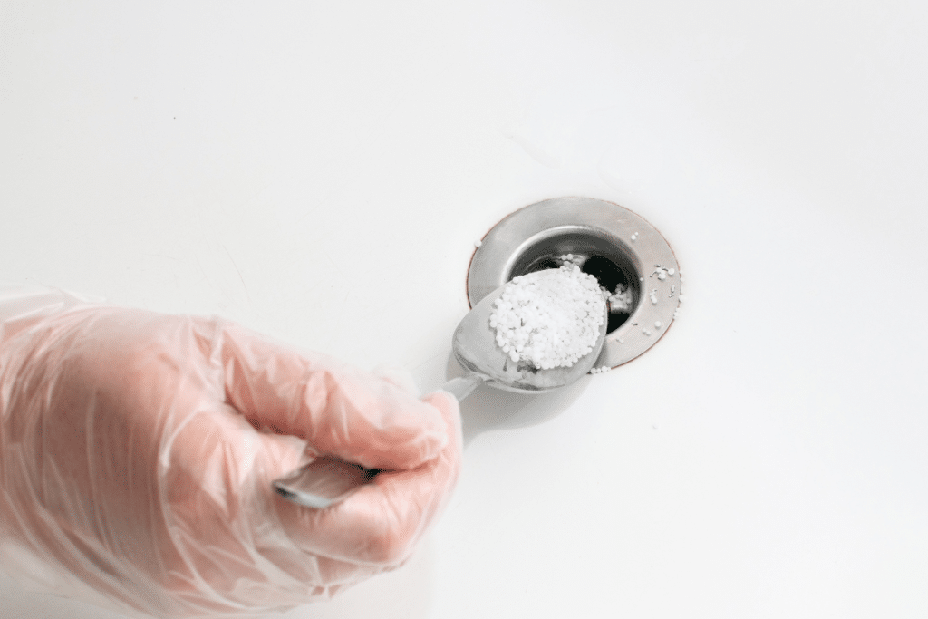 Déboucher un évier avec du bicarbonate de soude
