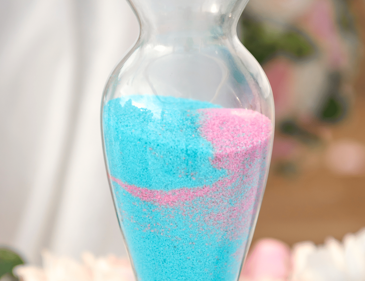 Décorer un vase transparent avec du sable