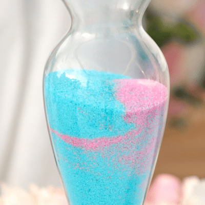 Décorer un vase transparent avec du sable