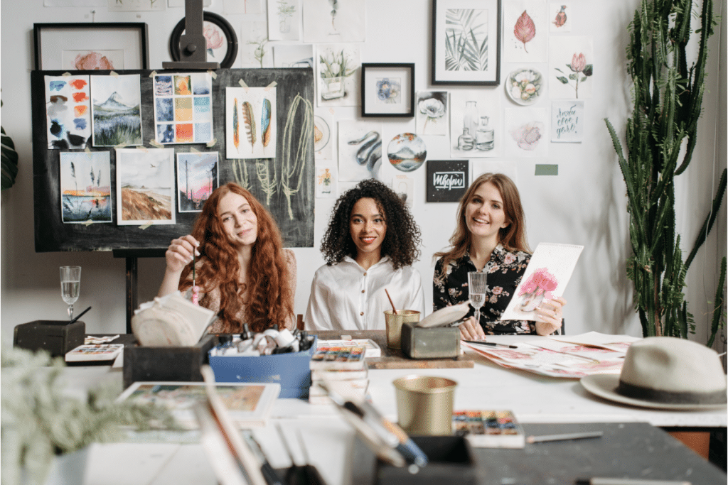 collègue au bureau avec un plan de travail