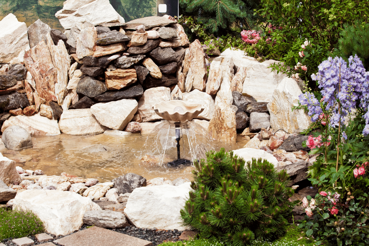 Fabriquer soi-même une fontaine de jardin en pierre - Avant Gardening