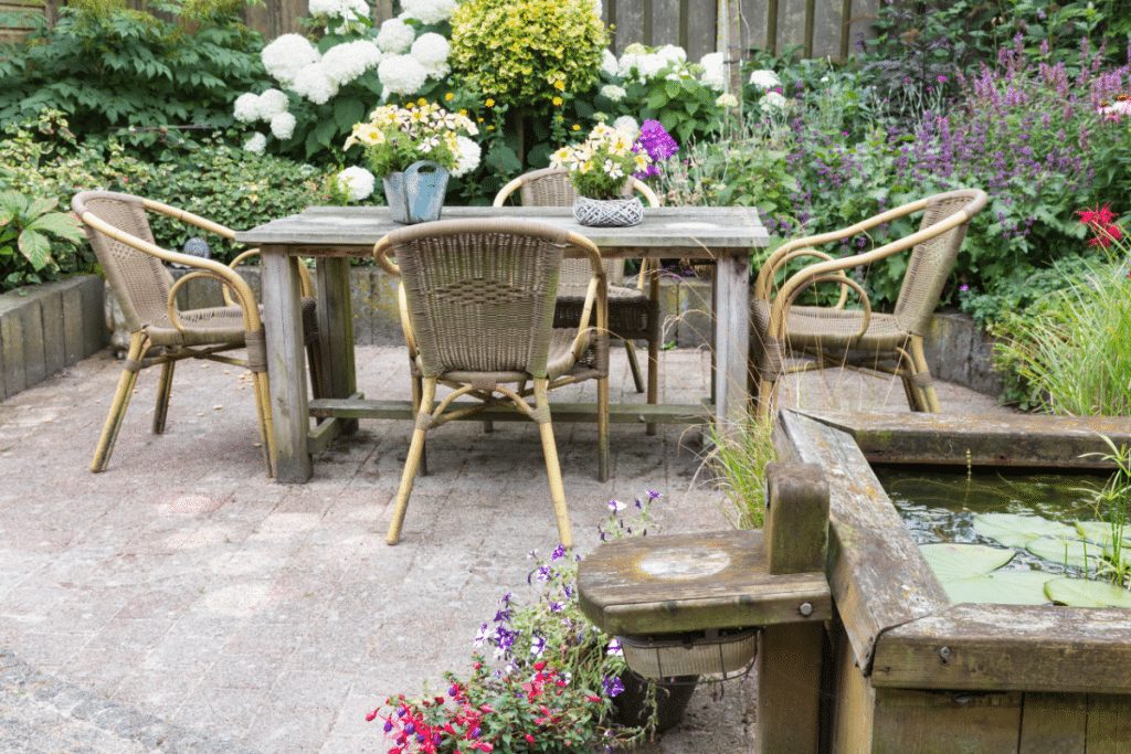 meuble dans un petit jardin