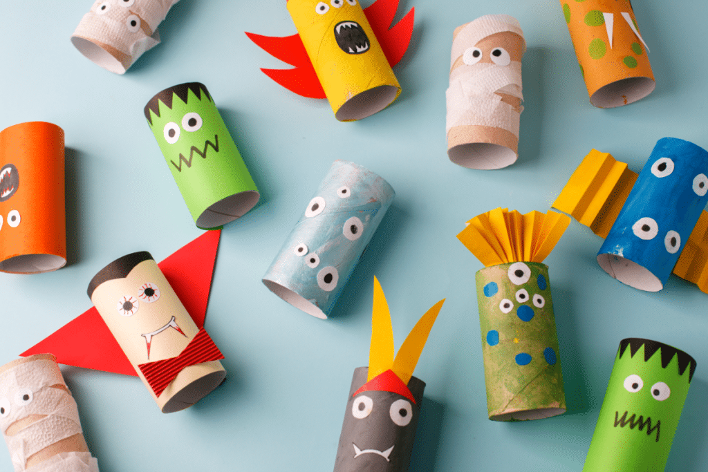 personnages avec des rouleaux de papier toilette