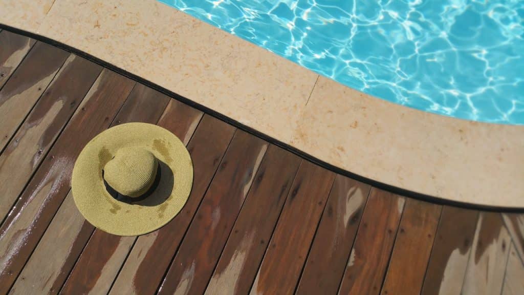 une piscine difficile à nettoyer