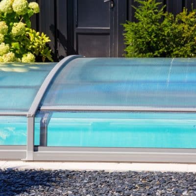 Pourquoi installer un abri de piscine plat motorisé dans votre jardin