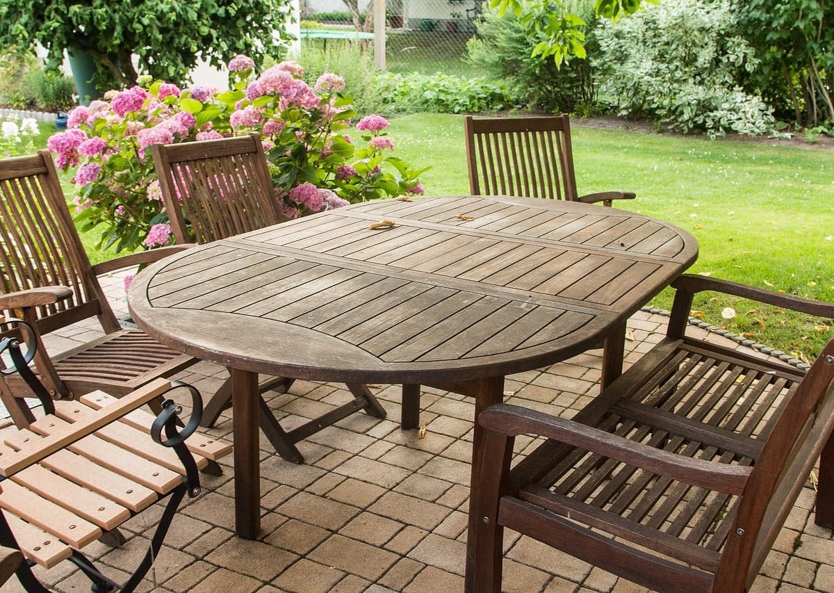 Quel mobilier de jardin résistant choisir pour son jardin