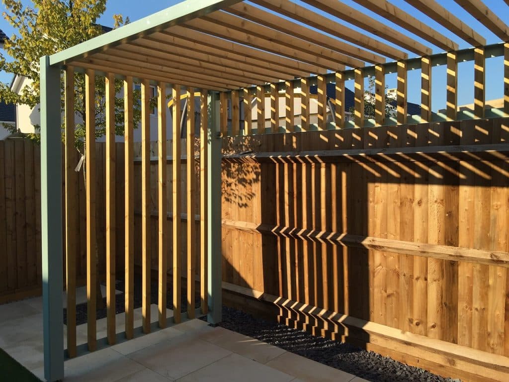 Il existe des pergolas à toile enroulable