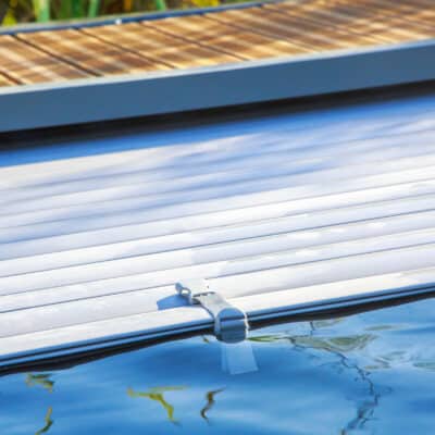 Installation d’une bâche de piscine sur mesure