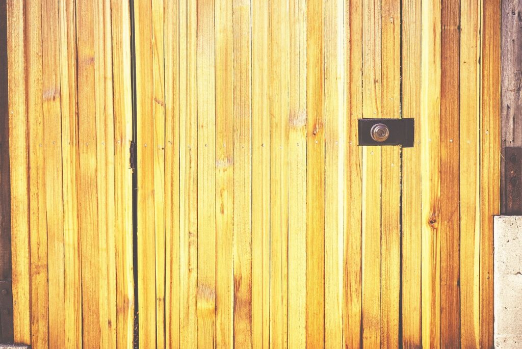 Avantages et inconvénients du portail en bois comparé aux autres matériaux