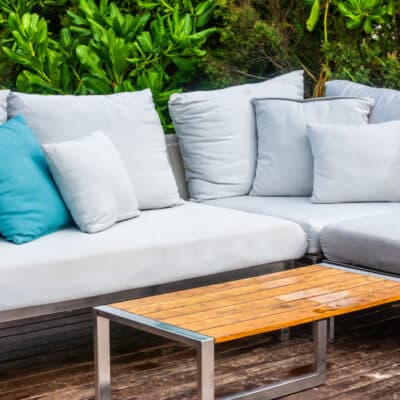 Comment réussir l’entretien de ses fauteuils de jardin pour les garder comme neufs