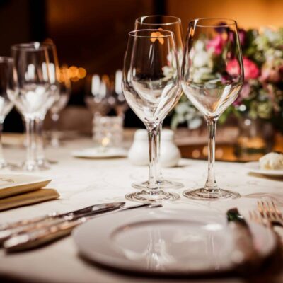 Comment bien choisir vos assiettes pour une table élégante