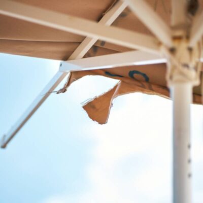 Choisissez un parasol qui tient au vent pour sécuriser votre terrasse