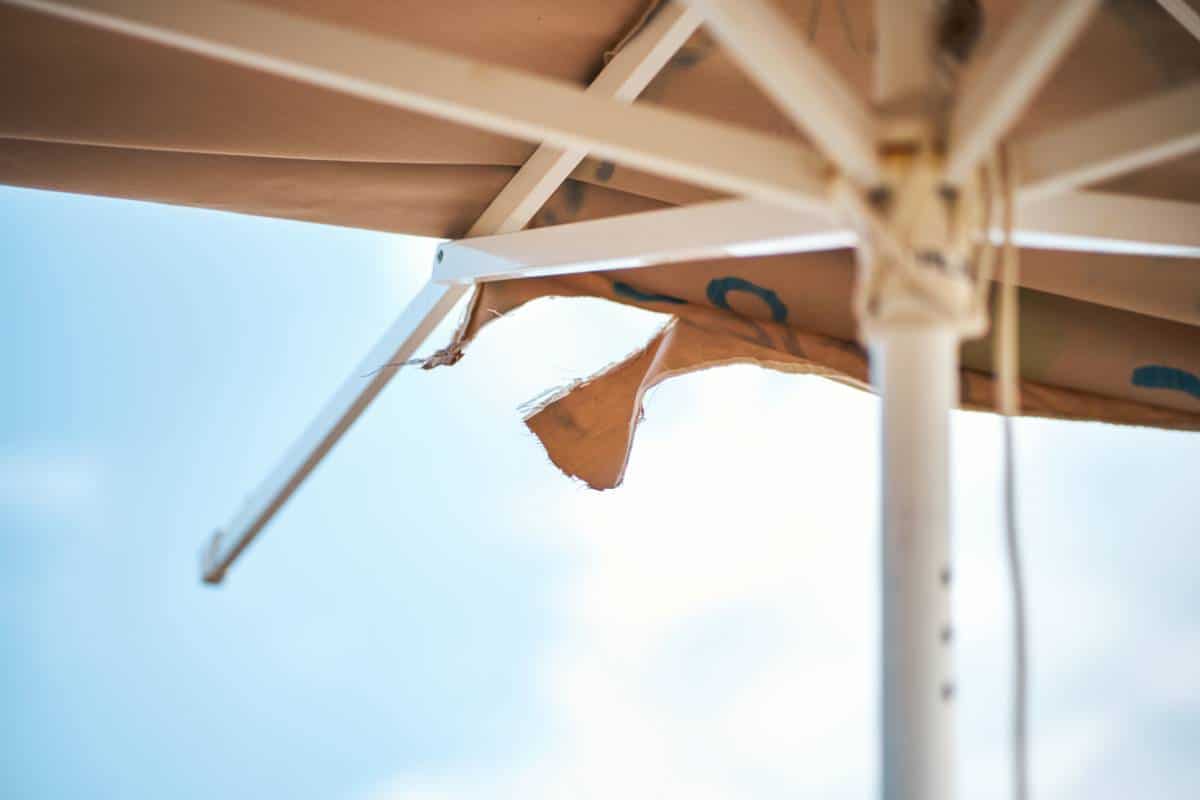 Choisissez un parasol qui tient au vent pour sécuriser votre terrasse