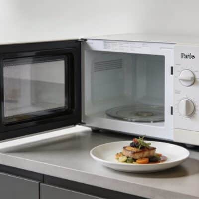 Cuisine moderne a Paris avec micro ondes ouvert sur plan de travail