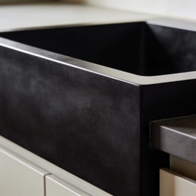 Gros plan sur un evier noir en resine dans une cuisine