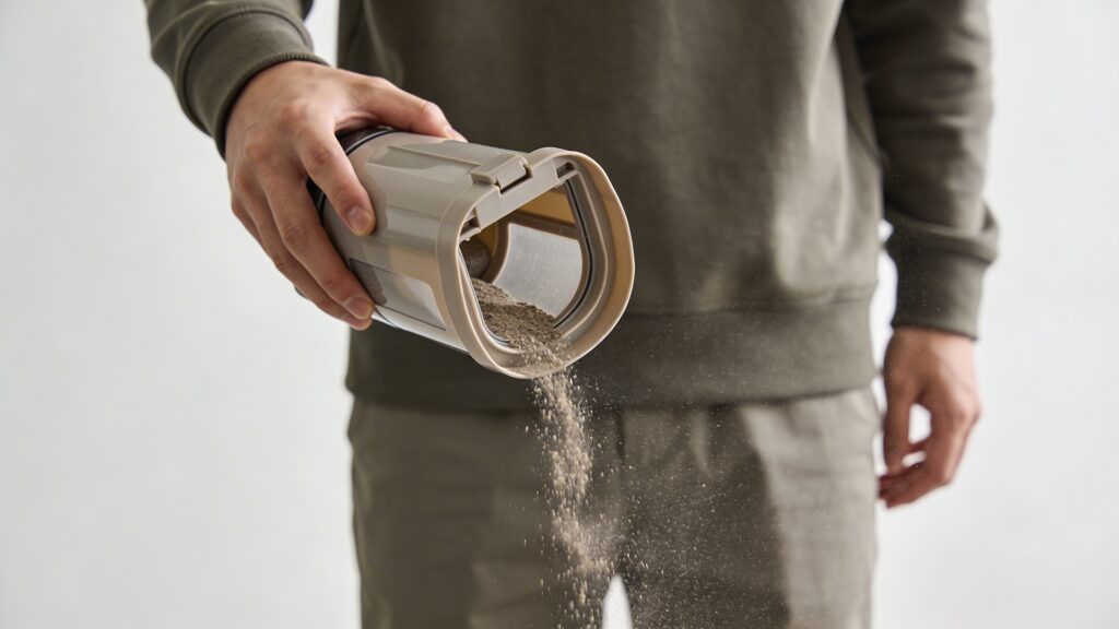 Personne vidant petit bac a poussiere d aspirateur