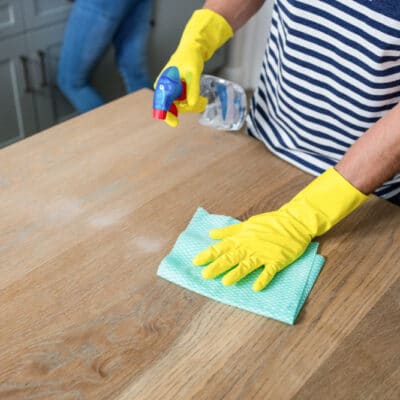 Comment dégraisser des meubles de cuisine en bois vernis efficacement