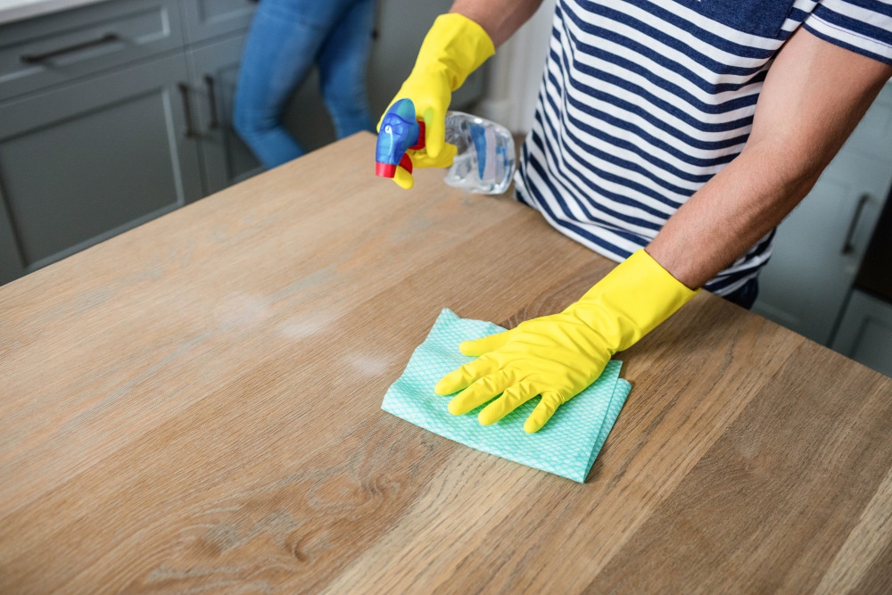 Comment dégraisser des meubles de cuisine en bois vernis efficacement