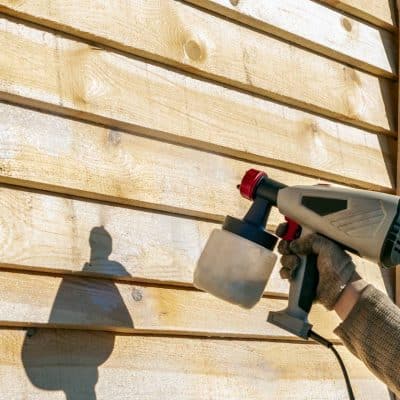 Quel saturateur choisir pour protéger un bardage bois naturel