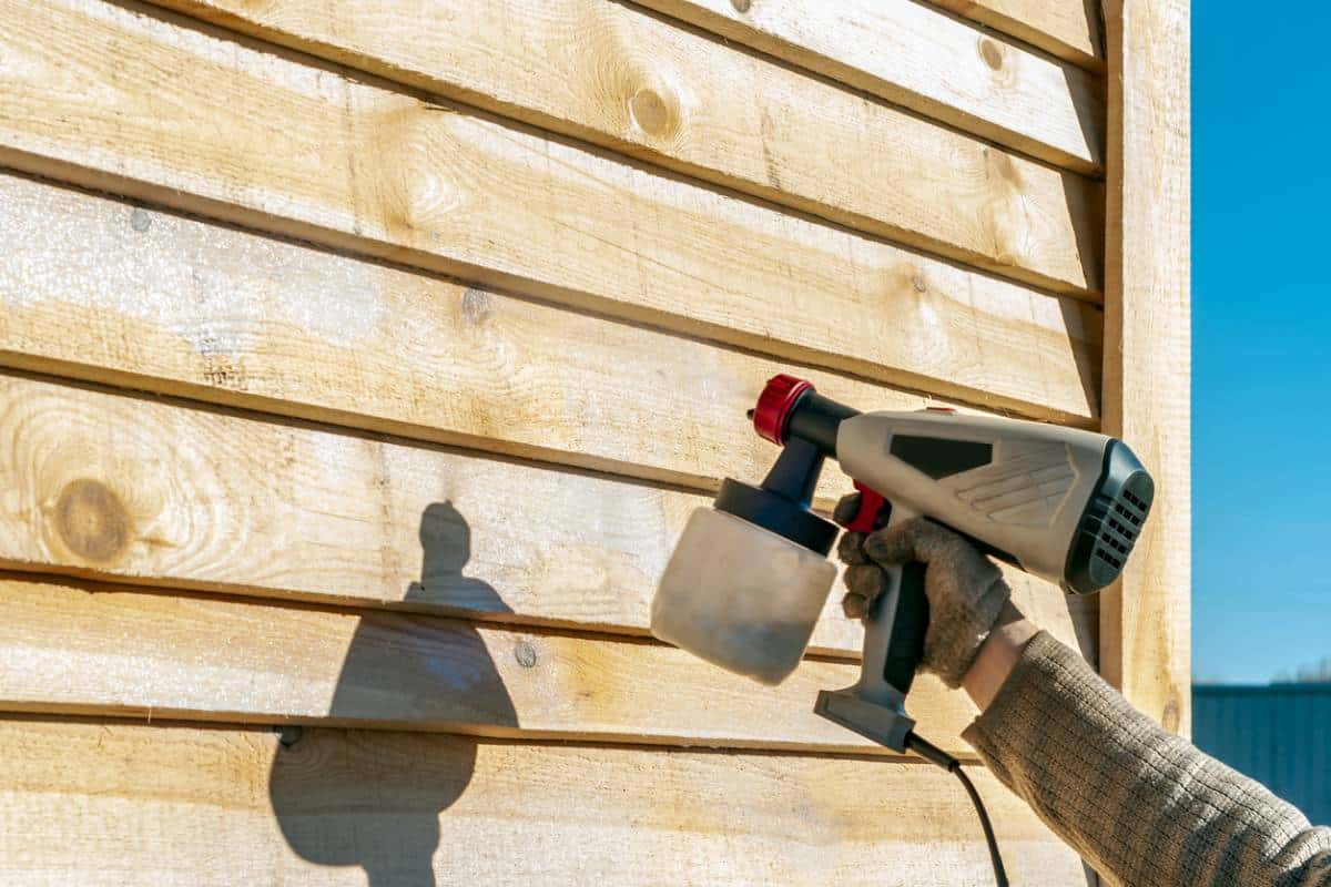 Quel saturateur choisir pour protéger un bardage bois naturel