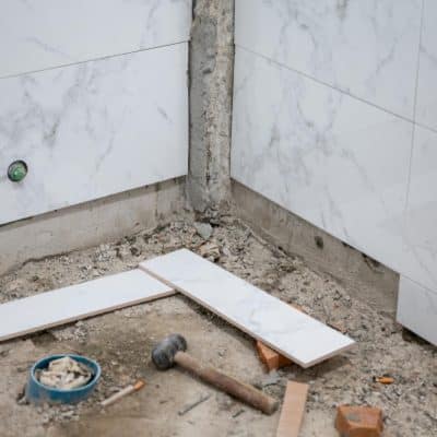 Comment enlever un carrelage sans casser la chape
