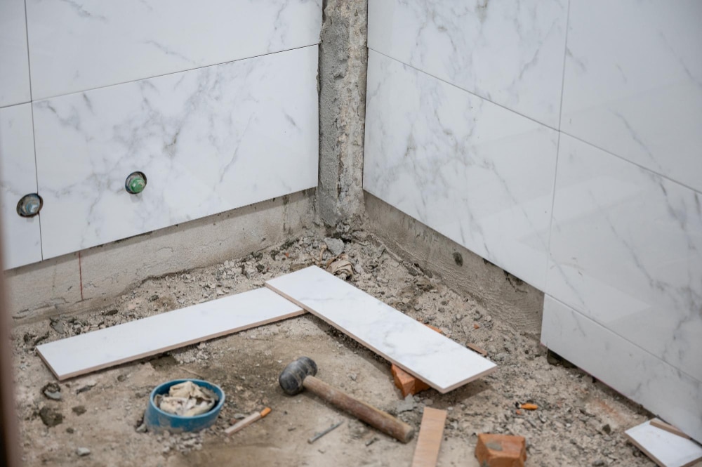 Comment enlever un carrelage sans casser la chape